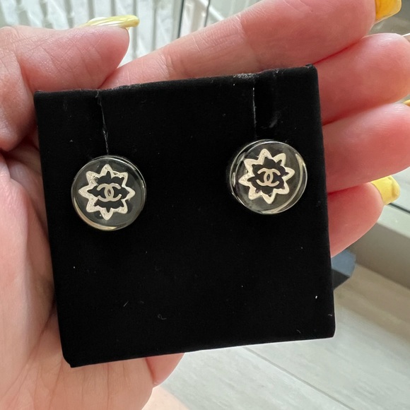 Chanel acrylic circle earrings with cc logo and flower design - Picture 2 of 2